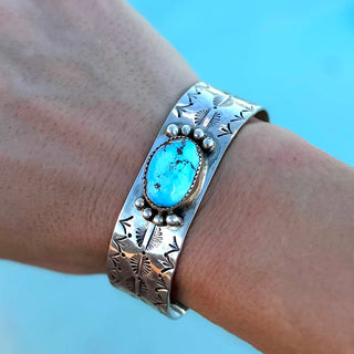 RTS ★ Eyes Only For You Cuff