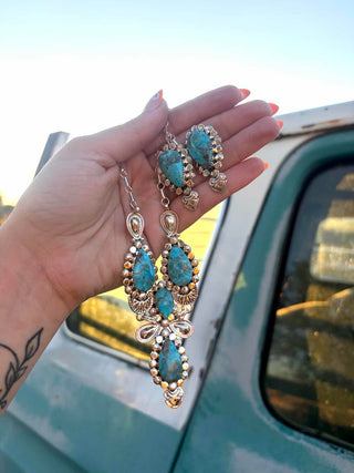 RTS ★ Keep It Chic Necklace and Earrings Set